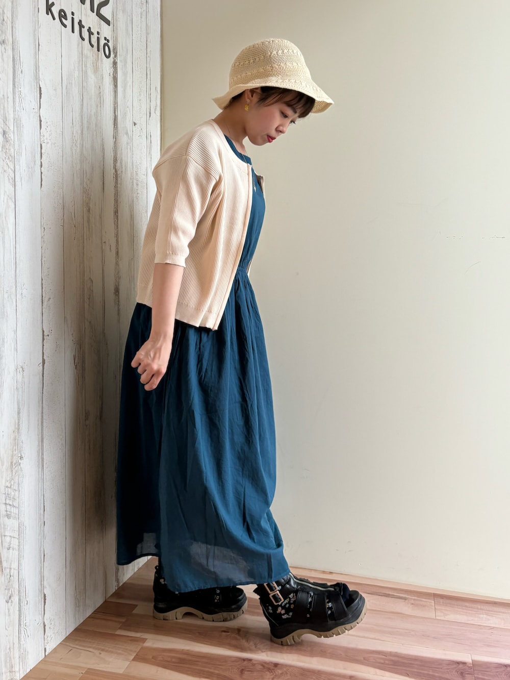 ホワイト系のカーディガン/ボレロ、ブルー系のワンピース、ブラック系のサンダルを着用したレディースの春コーディネートの4枚目の写真