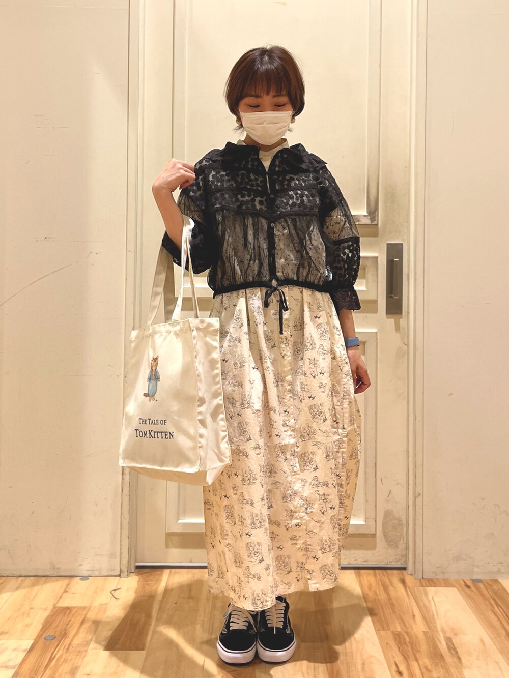 ブラック系のシャツ/ブラウス、ホワイト系のワンピース、ブラック系のスニーカーを着用したレディースの春コーディネートの2枚目の写真