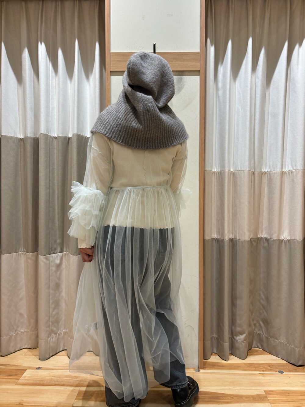 グリーン系のワンピース、ブラック系のその他パンツ、その他のその他を着用したレディースの秋コーディネートの3枚目の写真