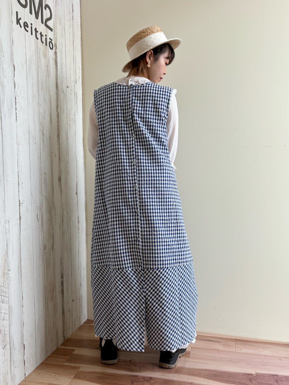 ブルー系のワンピース/ドレス、ホワイト系のシャツ/ブラウス、ホワイト系のスカートを着用したレディースの春コーディネートの4枚目の写真