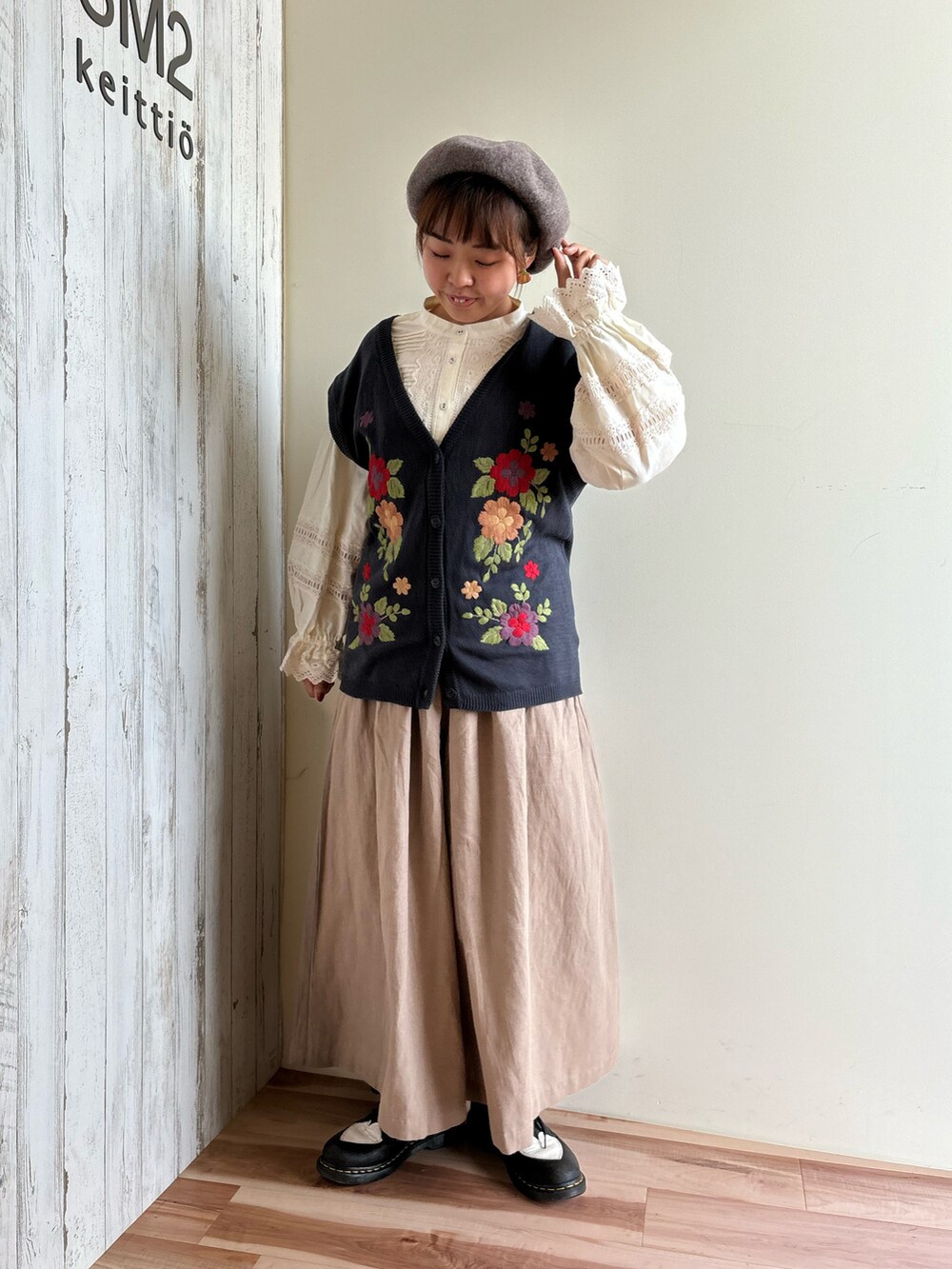 ホワイト系のシャツ/ブラウス、ブルー系のベスト、ベージュ系のその他パンツを着用したレディースの秋コーディネートの5枚目の写真