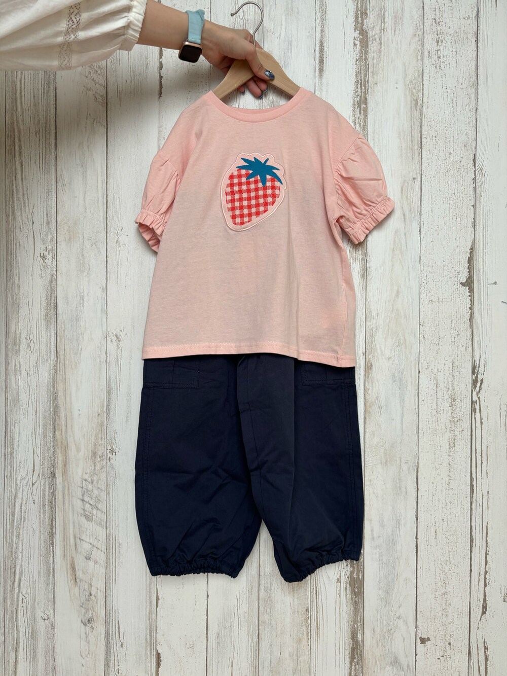 ホワイト系のTシャツ/カットソー、ピンク系のTシャツ/カットソー、グリーン系のカーゴパンツを着用したレディースの春コーディネートの3枚目の写真