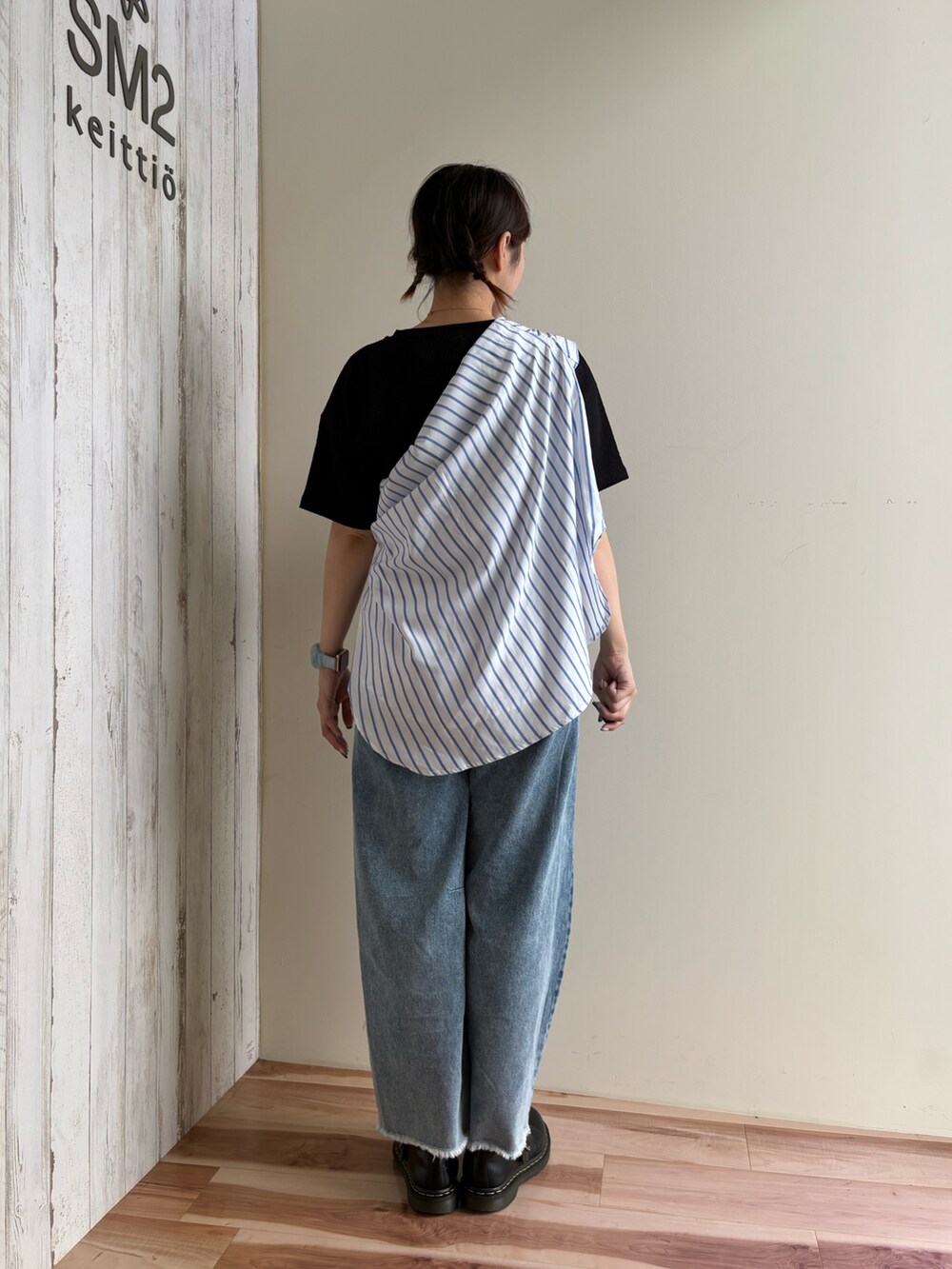 ブルー系のデニムパンツ、ブラック系のTシャツ/カットソー、ブルー系のシャツ/ブラウスを着用したレディースの春コーディネートの3枚目の写真