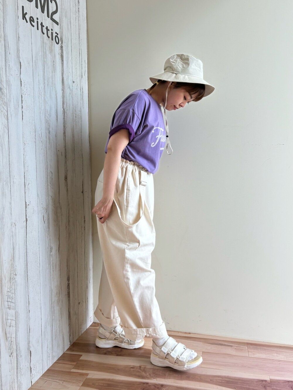ホワイト系のその他パンツ、パープル系のTシャツ/カットソー、ブルー系のハットを着用したレディースの夏コーディネートの3枚目の写真