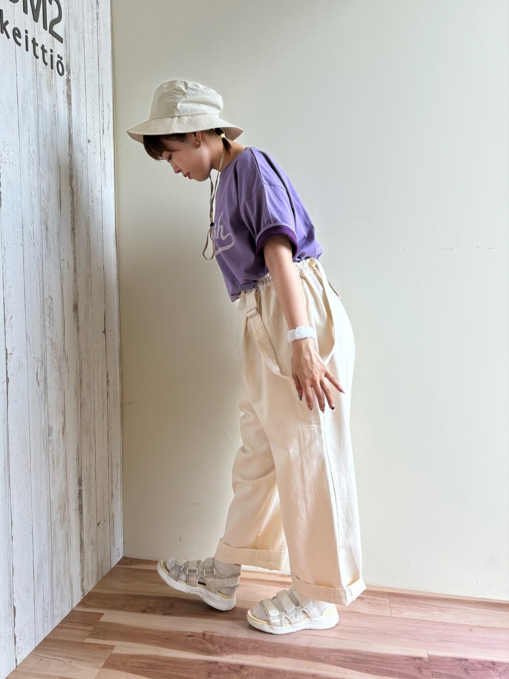 ホワイト系のその他パンツ、パープル系のTシャツ/カットソー、ブルー系のハットを着用したレディースの夏コーディネートの2枚目の写真