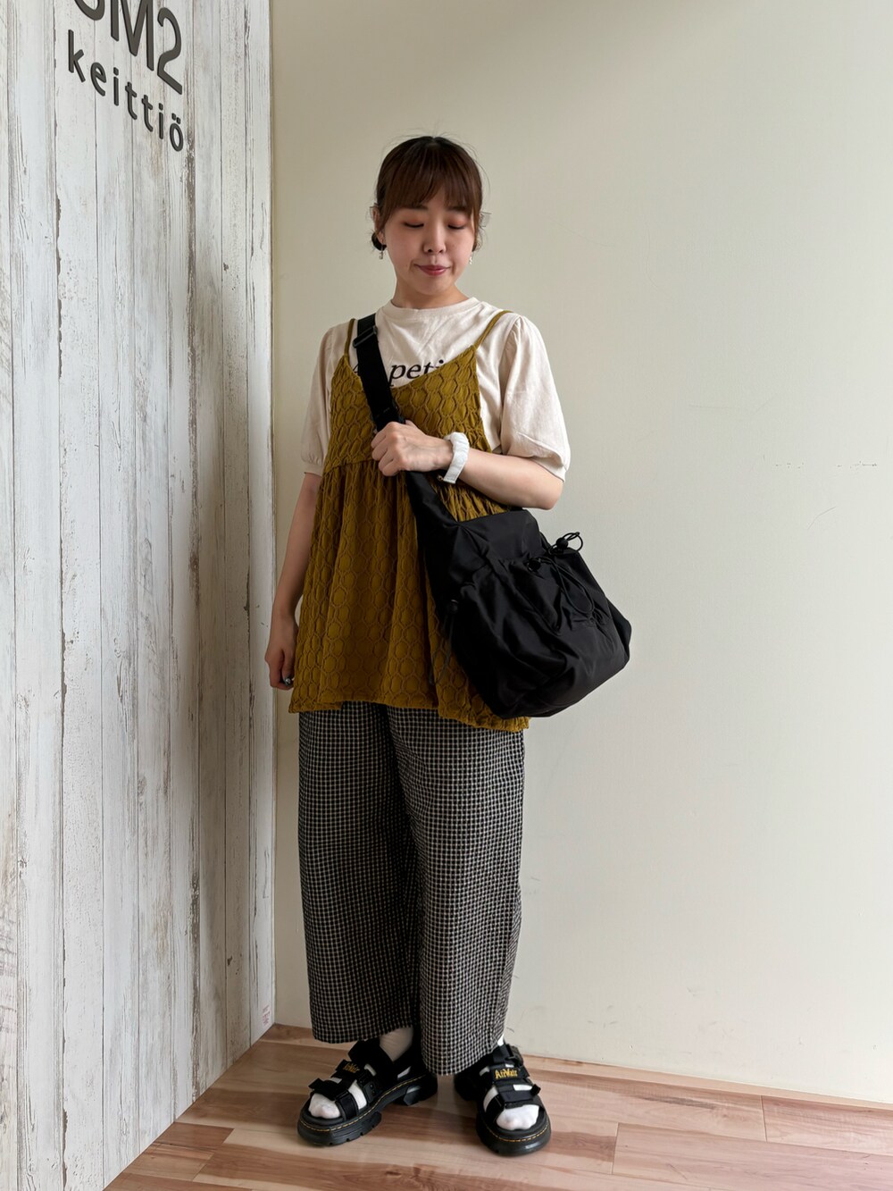 イエロー系のTシャツ/カットソー、ホワイト系のTシャツ/カットソー、ブラック系のその他パンツを着用したレディースの夏コーディネートの5枚目の写真