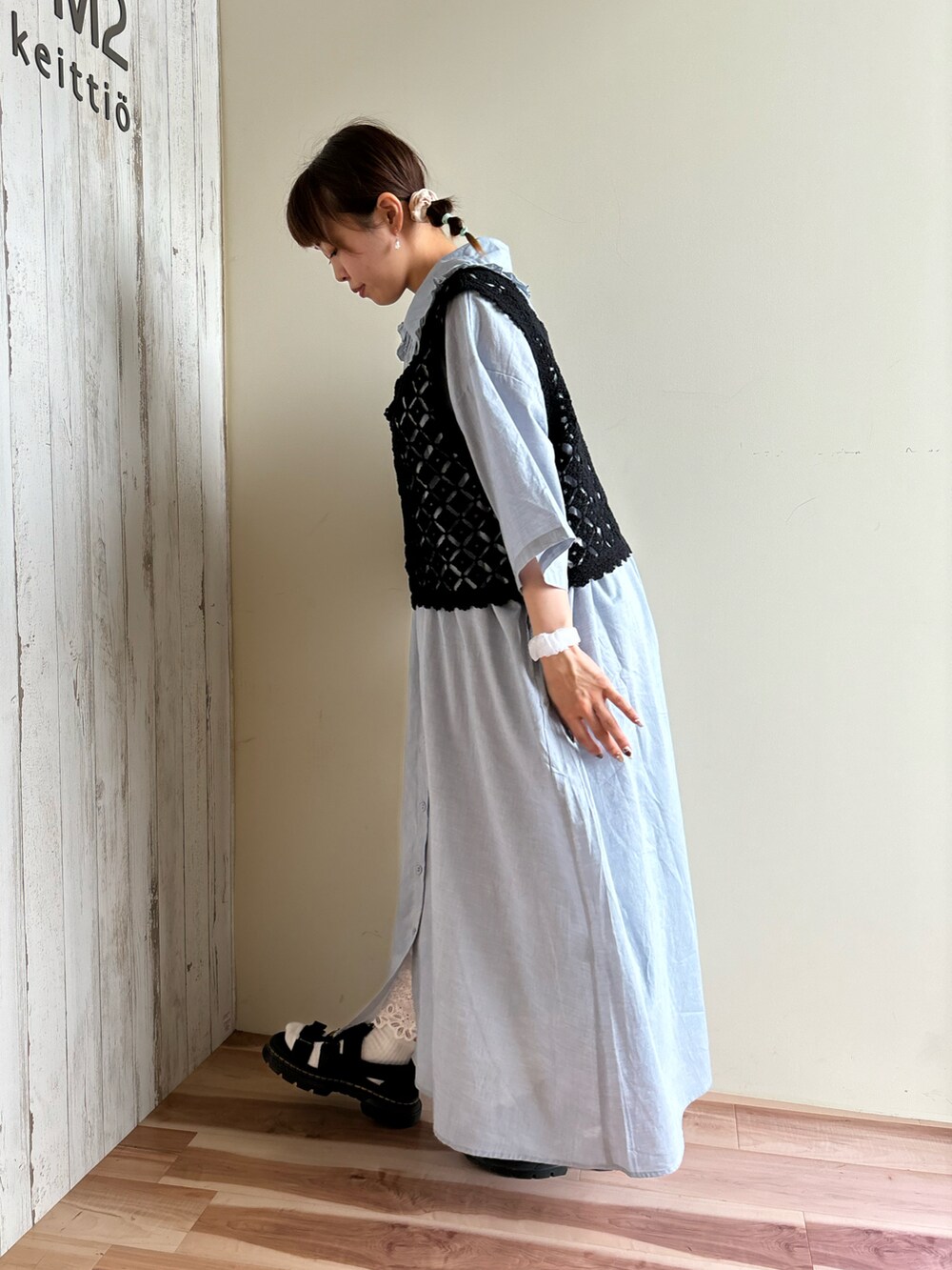 ブラック系のベスト、ブルー系のワンピース、ブラック系のサンダルを着用したレディースの夏コーディネートの2枚目の写真