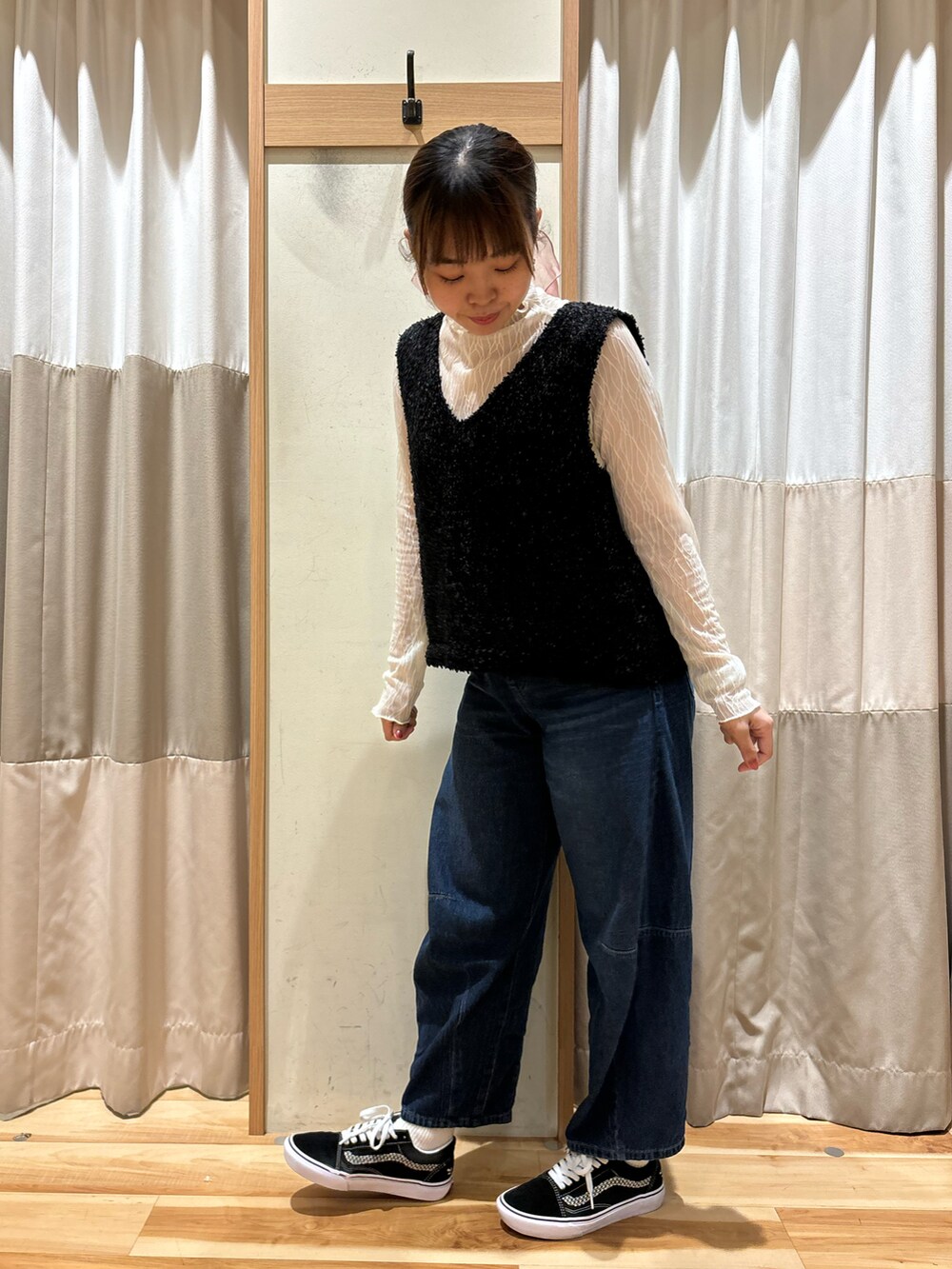 ホワイト系のTシャツ/カットソー、ブラック系のニット/セーター、ブルー系のその他パンツを着用したレディースの秋コーディネートの2枚目の写真