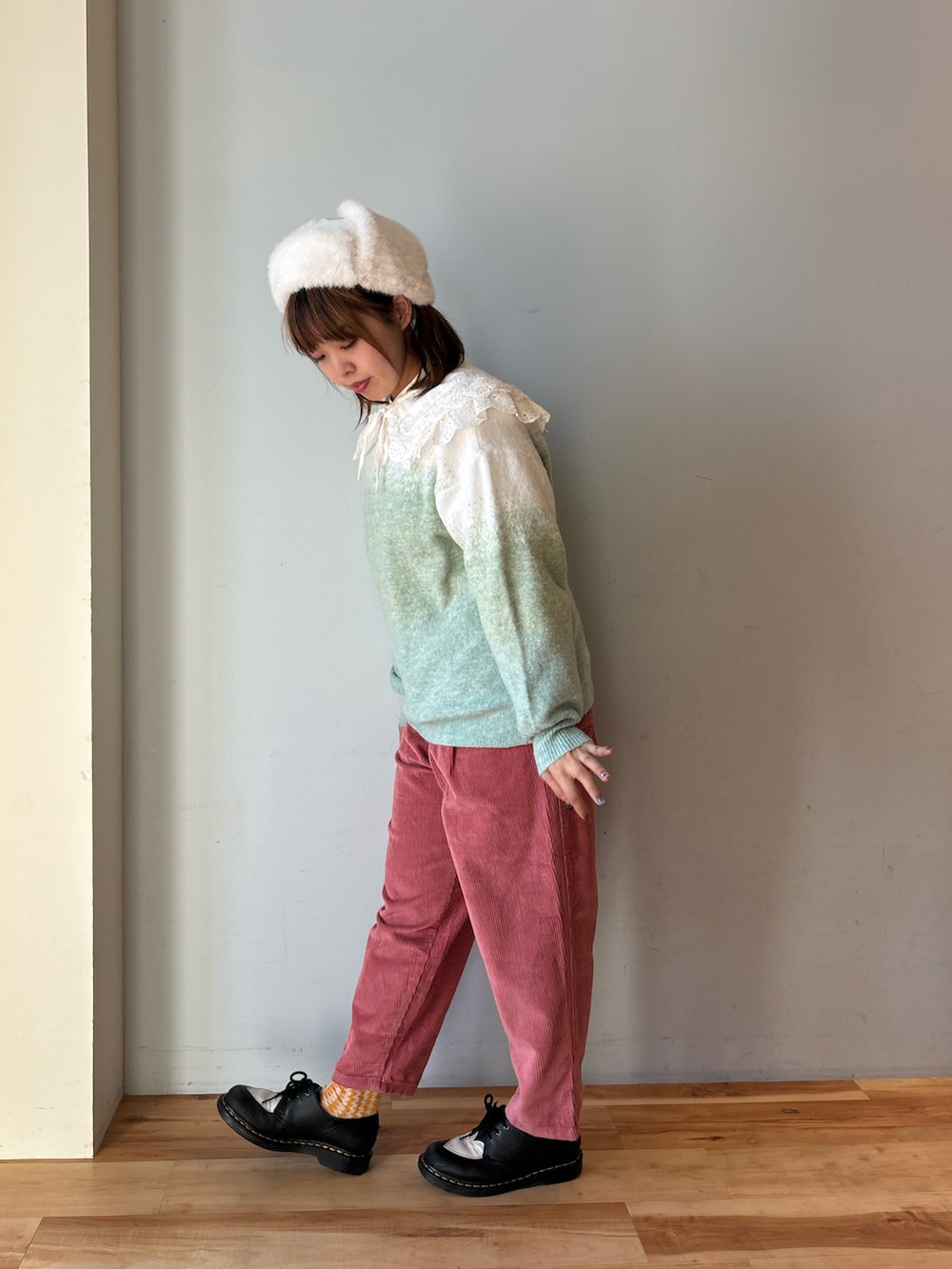 ホワイト系のシャツ/ブラウス、グリーン系のカーディガン/ボレロ、ピンク系のその他パンツを着用したレディースの冬コーディネートの2枚目の写真