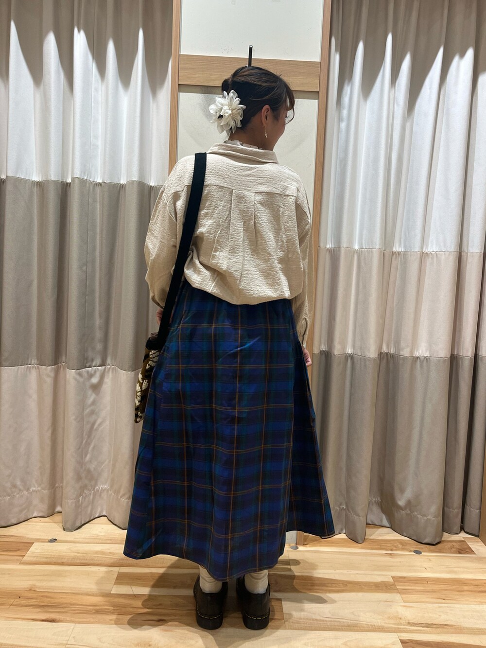 ホワイト系のTシャツ/カットソー、ベージュ系のシャツ/ブラウス、ブルー系のスカートを着用したレディースの秋コーディネートの2枚目の写真