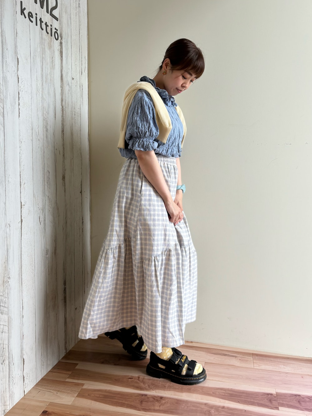 ブルー系のシャツ/ブラウス、ブルー系のスカート、ブラック系のサンダルを着用したレディースの夏コーディネートの2枚目の写真