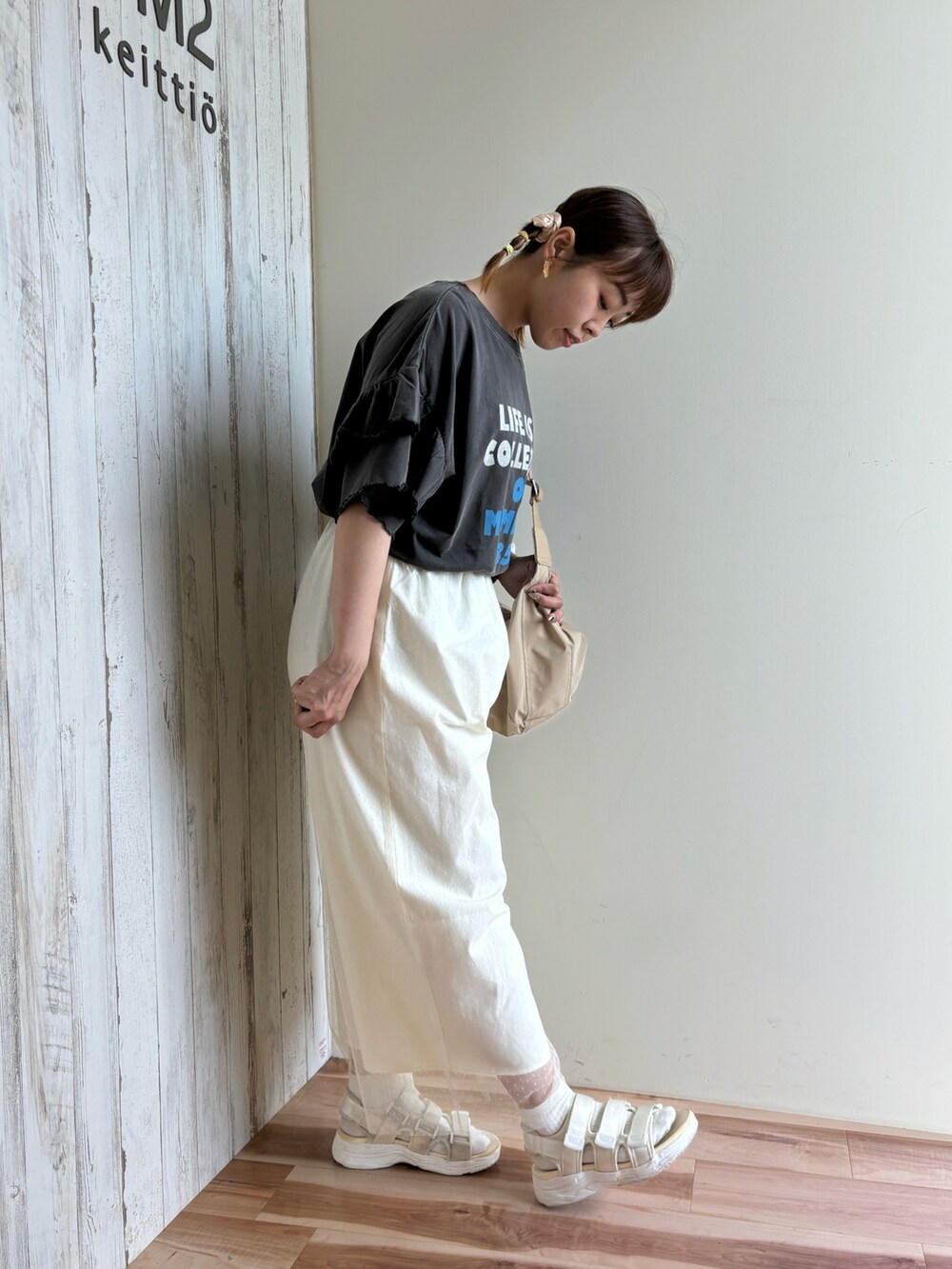 グレー系のTシャツ/カットソー、ブラック系のその他パンツ、ベージュ系のハンドバッグを着用したレディースの夏コーディネートの4枚目の写真