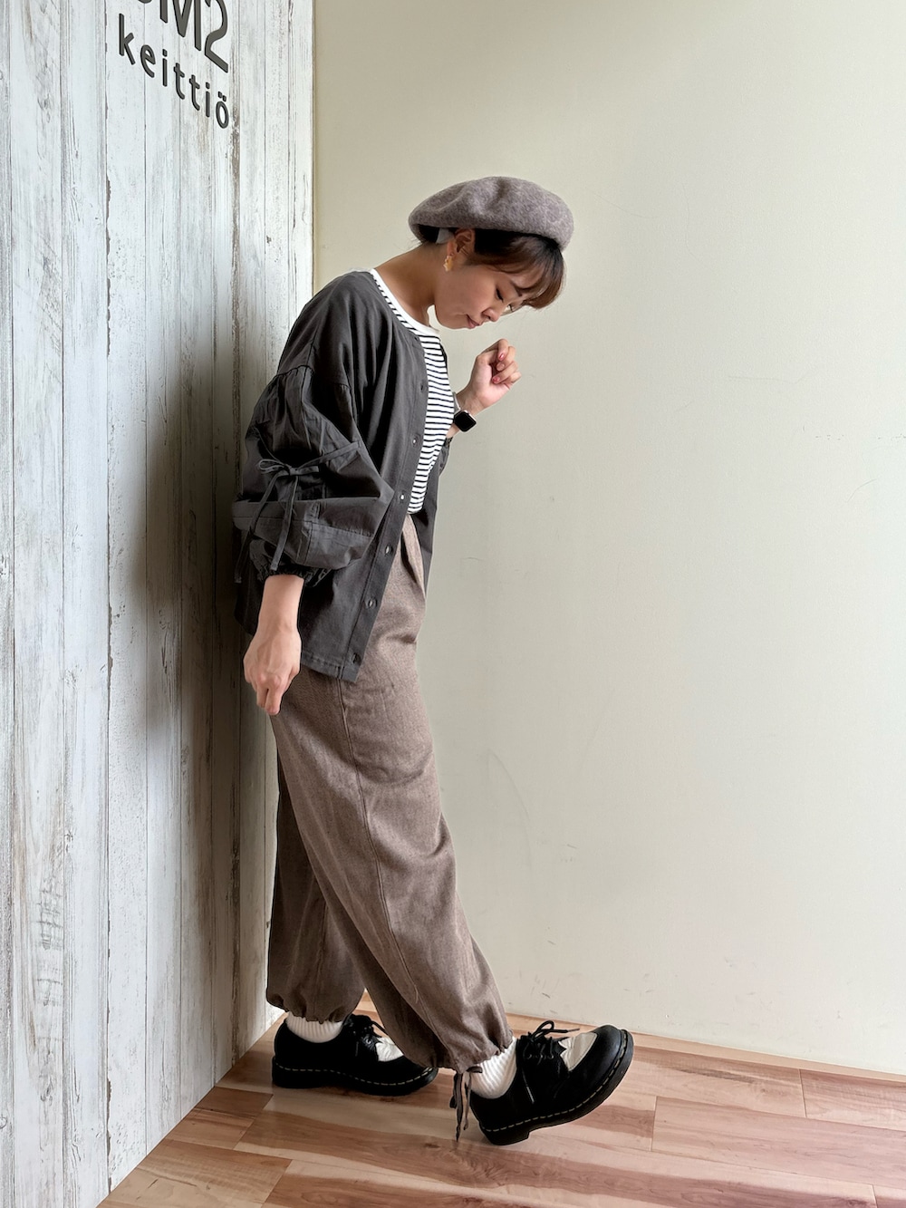 ホワイト系のTシャツ/カットソー、ブラック系のTシャツ/カットソー、ベージュ系のその他パンツを着用したレディースの秋コーディネートの4枚目の写真