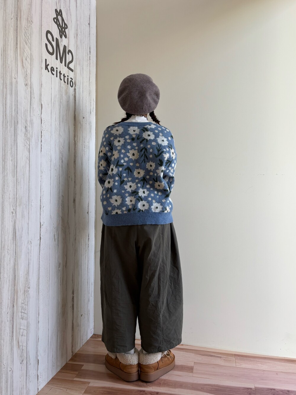 ブルー系のカーディガン/ボレロ、ホワイト系のTシャツ/カットソー、グリーン系のその他パンツを着用したレディースの冬コーディネートの3枚目の写真