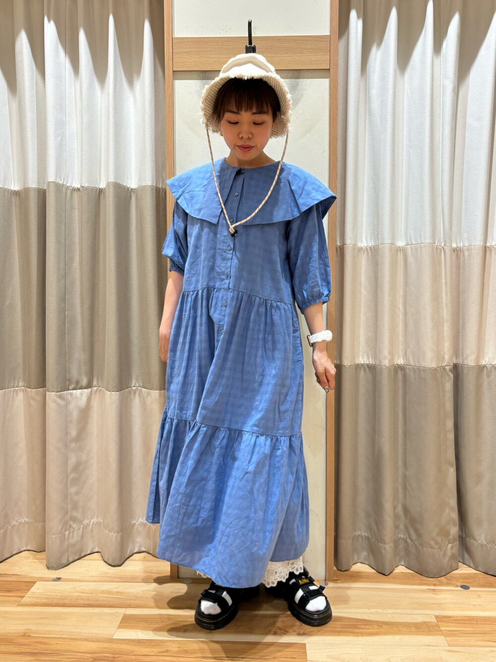ブルー系のワンピース、ホワイト系のその他パンツ、ブラック系のサンダルを着用したレディースの夏コーディネートの5枚目の写真