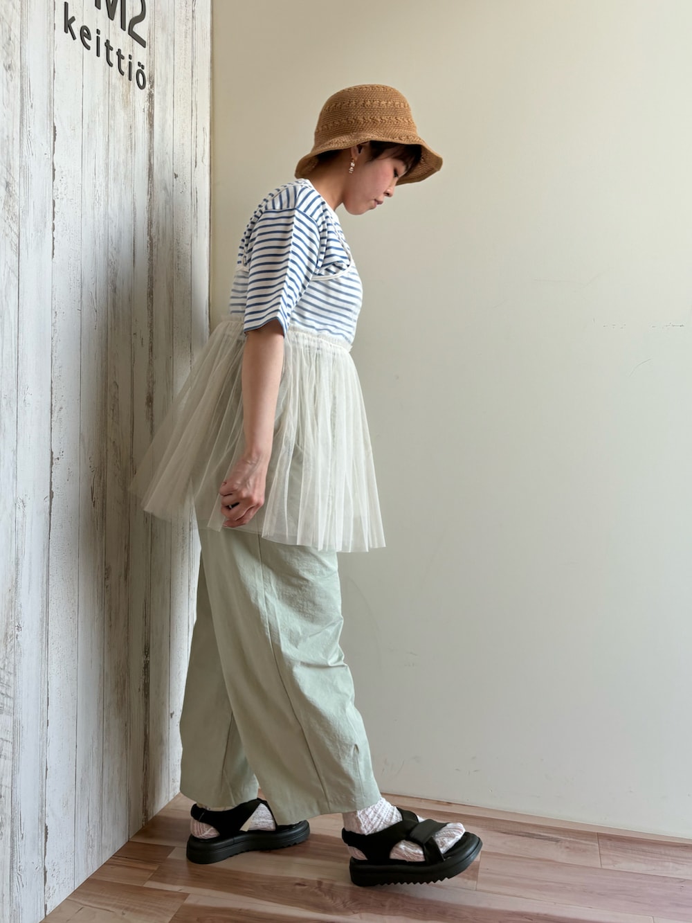 ブルー系のTシャツ/カットソー、ホワイト系のシャツ/ブラウス、グリーン系のその他パンツを着用したレディースの春コーディネートの2枚目の写真