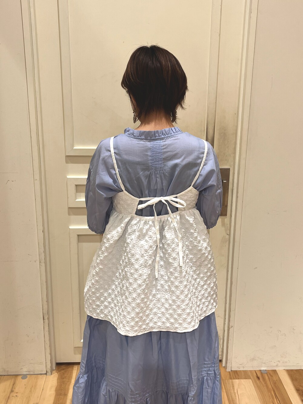 ブルー系のシャツ/ブラウス、ホワイト系のシャツ/ブラウス、ブルー系のスカートを着用したレディースの春コーディネートの2枚目の写真