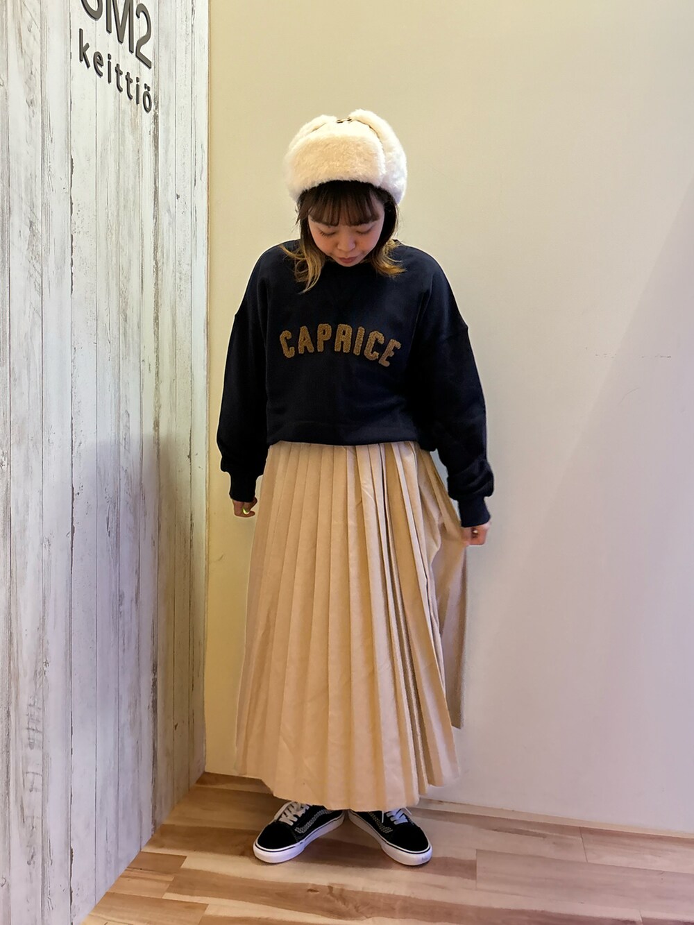 ベージュ系のスカート、イエロー系のシャツ/ブラウス、ブルー系のTシャツ/カットソーを着用したレディースの秋コーディネートの4枚目の写真