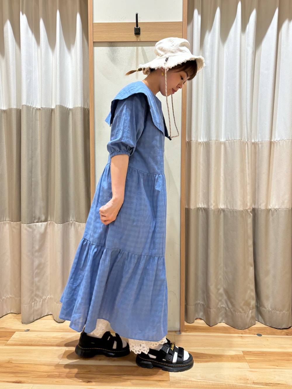 ブルー系のワンピース、ホワイト系のその他パンツ、ブラック系のサンダルを着用したレディースの夏コーディネートの4枚目の写真