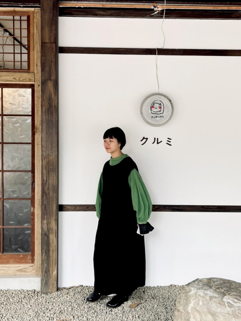 ブラック系のスカート、グリーン系のその他トップスを着用したレディースの春コーディネートの2枚目の写真