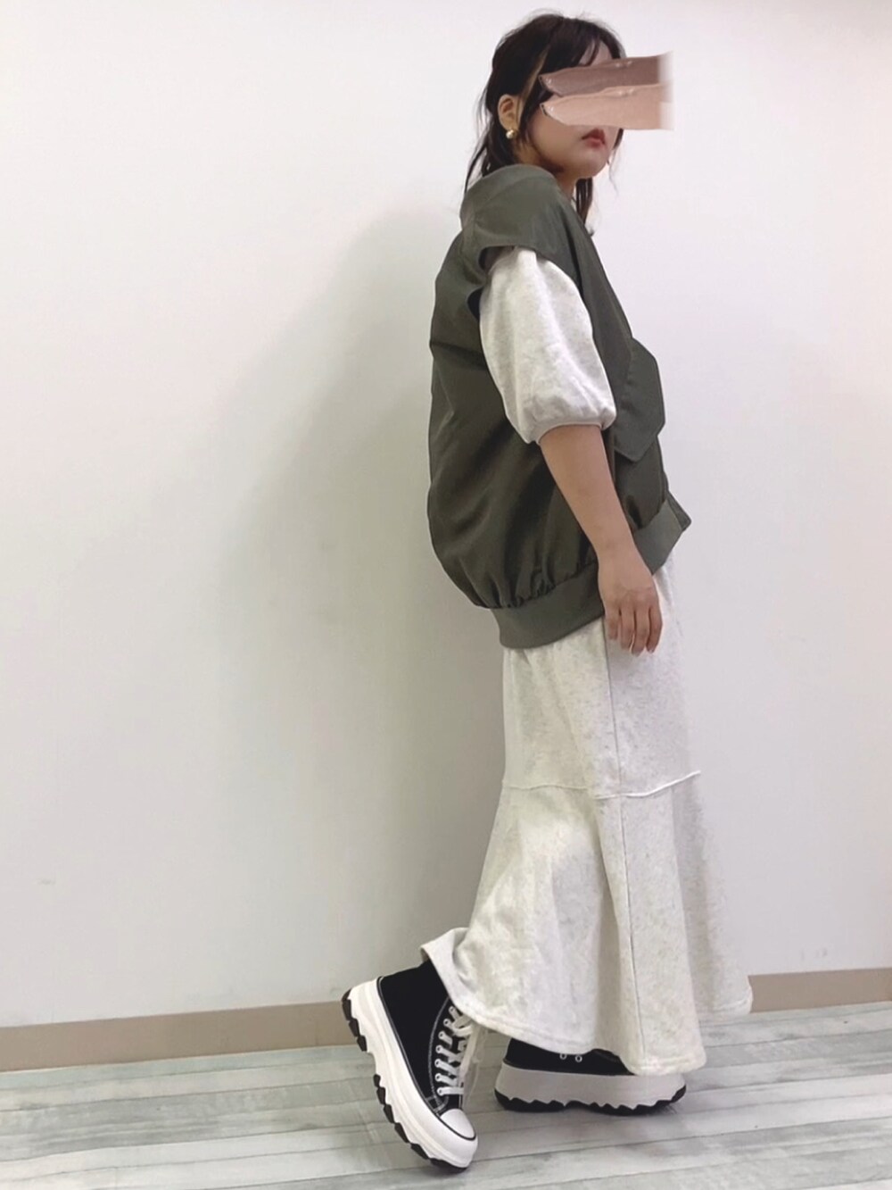 「秋服準備はじめました、秋服まるっと大公開、大人カジュアル、厚底スニーカー、GU、低身長、スポーツミックス、ワンピース」｜「Babの【低身長向け・高身長向けサイズあり】袖ボリューム前後２WAYマーメイドスウェットワンピース（ワンピース、グレー系）」を使った、kama555さん（レディース・156cm）の秋コーディネートの2枚目の写真