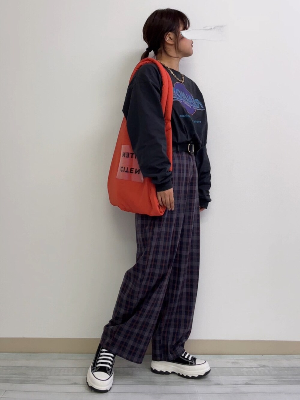 グレー系のTシャツ/カットソー、ブルー系のその他パンツ、オレンジ系のトートバッグを着用したレディースの秋コーディネートの2枚目の写真