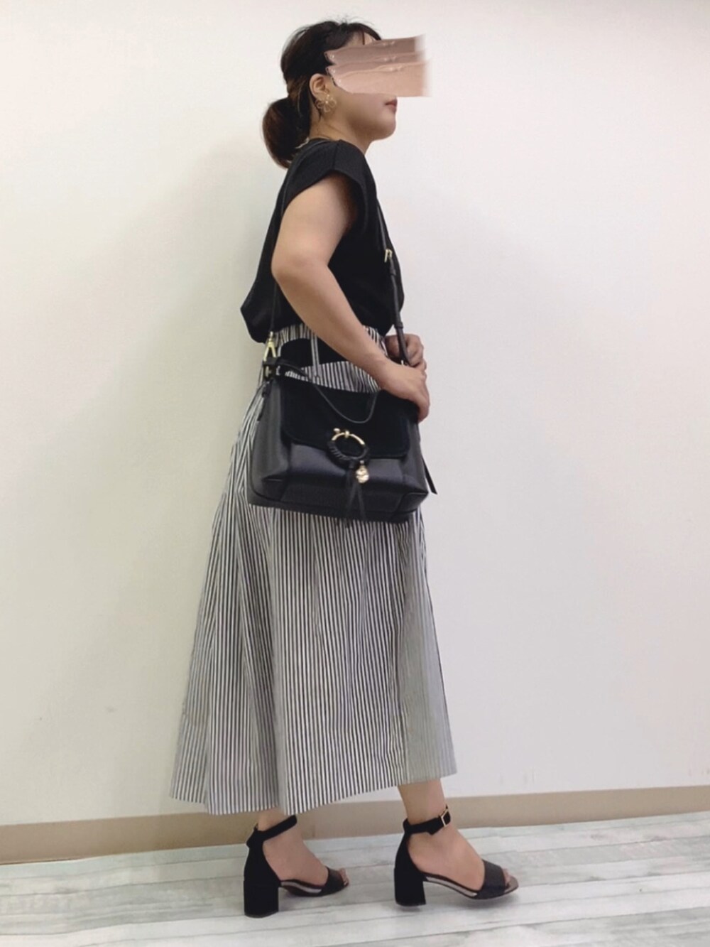 「クロップドトップス、お出かけコーデ、低身長女子、サンダルコーデ、オトナ女子、オフィスカジュアル、ストライプ、モノトーン」｜「soeur7のアイテム（スカート、グレー系）」を使った、kama555さん（レディース・156cm）の夏コーディネートの2枚目の写真