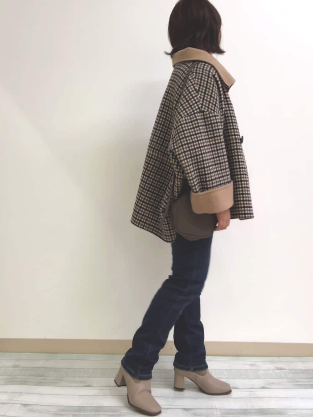 「冬コーデ、ベージュ、低身長コーデ、ミニバッグ、ポンチョ、チェック、冬アウター、大人ガーリー」｜「SHIPS anyのSHIPS any: リバー スタンドカラー ポンチョ ショート コート（ポンチョ、ベージュ系）」を使った、kama555さん（レディース・156cm）の冬コーディネートの2枚目の写真