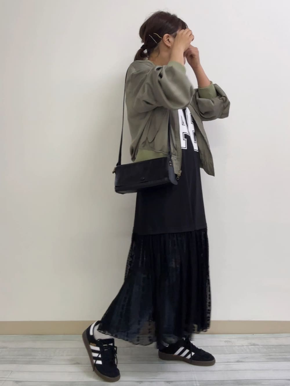 「おでかけコーデ、休日コーデ、低身長女子、スポーツミックス、ワンピース×デニム、レイヤードスタイル、ミリタリー、ママファッション」｜「RODEO CROWNS WIDE BOWLのカスタムレースドッキングワンピース（ワンピース、ブラック系）」を使った、kama555さん（レディース・156cm）の秋コーディネートの2枚目の写真