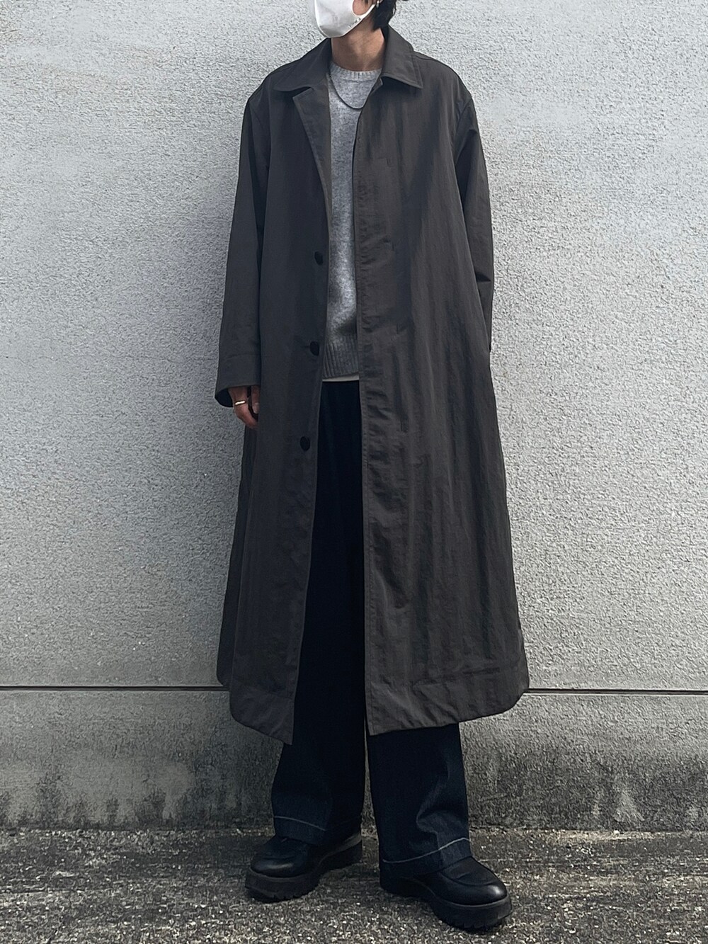 ブラウン系のその他アウター、グレー系のニット/セーター、ブルー系のセットアップを着用したメンズの春コーディネートの2枚目の写真