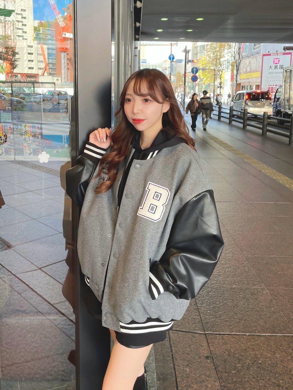 グレー系のスタジャンを着用したレディースの秋コーディネートの2枚目の写真