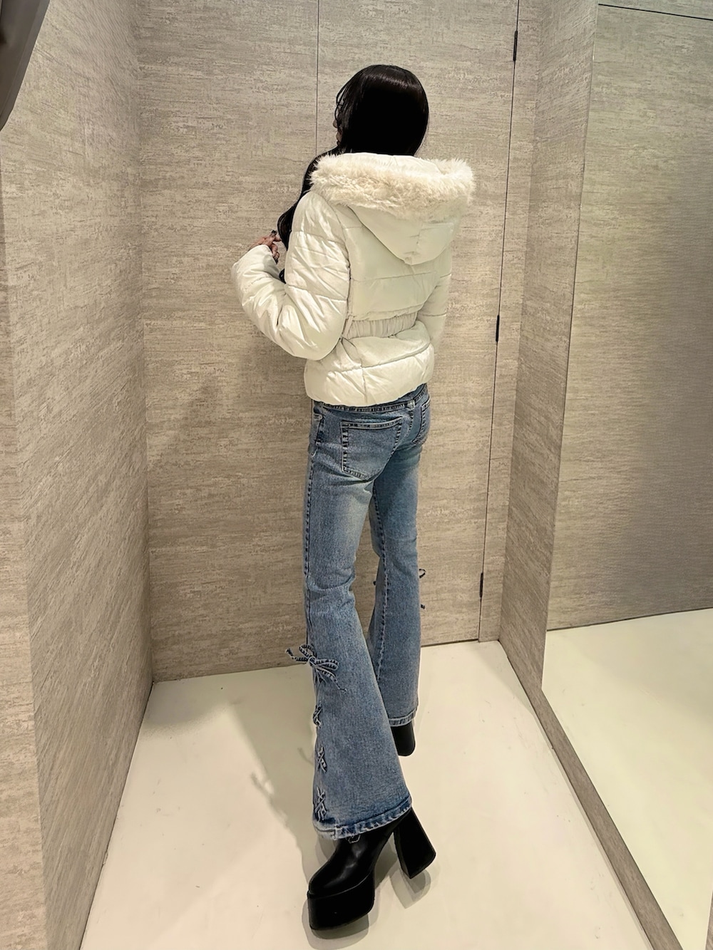 ホワイト系のダウンジャケット/コートを着用したレディースの秋コーディネートの3枚目の写真