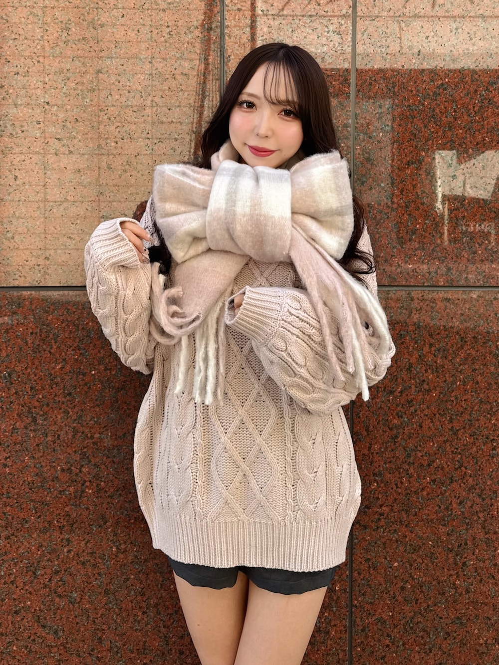 ピンク系のニット/セーター、グレー系のその他パンツ、ピンク系のストール/ショールを着用したレディースの秋コーディネートの3枚目の写真