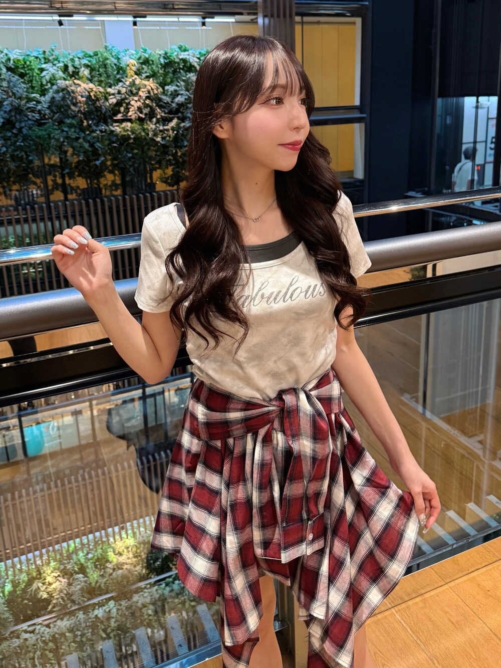 ホワイト系のTシャツ/カットソー、レッド系のスカート、ブラック系のサンダルを着用したレディースの夏コーディネートの6枚目の写真