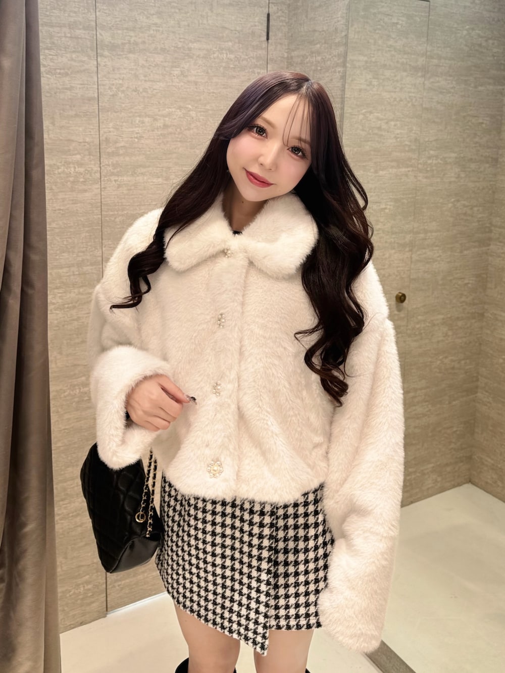 ホワイト系のブルゾン、その他のスカート、ブラック系のブーツを着用したレディースの秋コーディネートの5枚目の写真