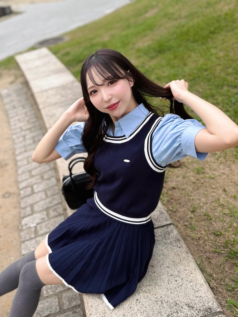 ブルー系のセットアップ、ブルー系のシャツ/ブラウス、ブラック系のハンドバッグを着用したレディースの夏コーディネートの4枚目の写真