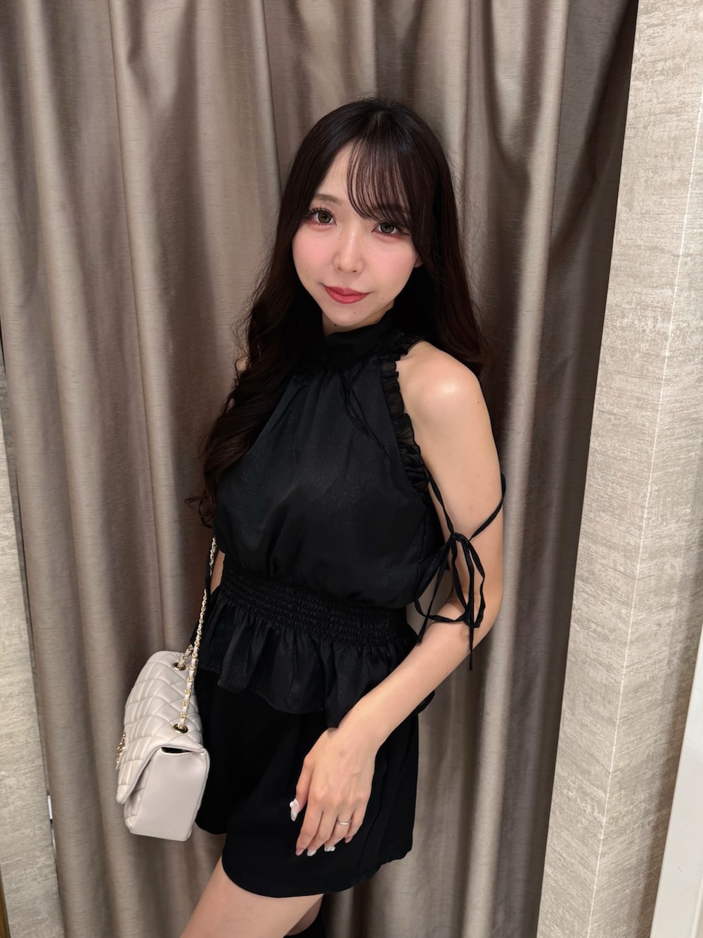 ブラック系のその他パンツ、ブラック系のシャツ/ブラウス、ホワイト系のショルダーバッグを着用したレディースの夏コーディネートの4枚目の写真