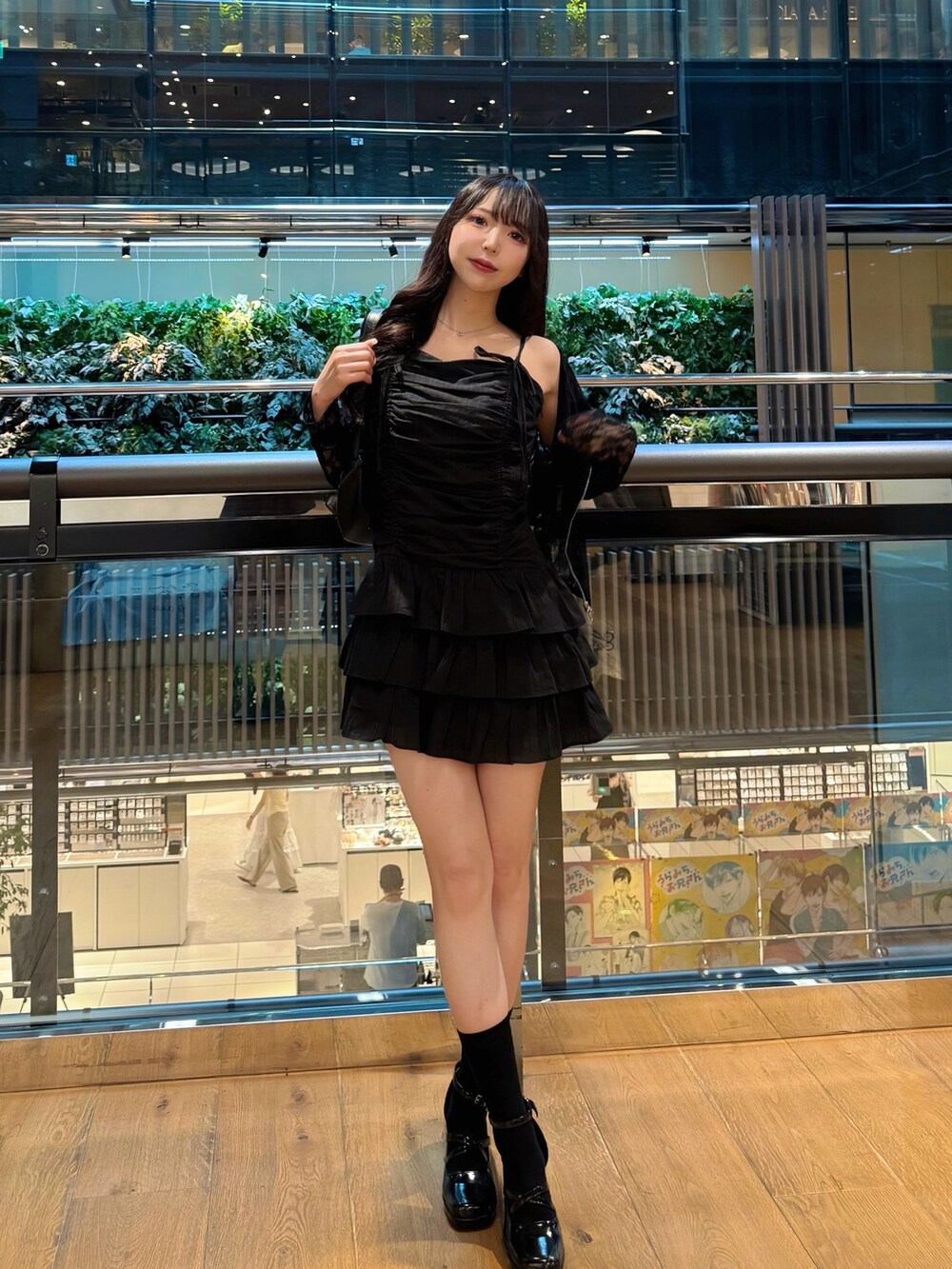 ブラック系のパーカー、ブラック系のワンピースを着用したレディースの夏コーディネートの2枚目の写真