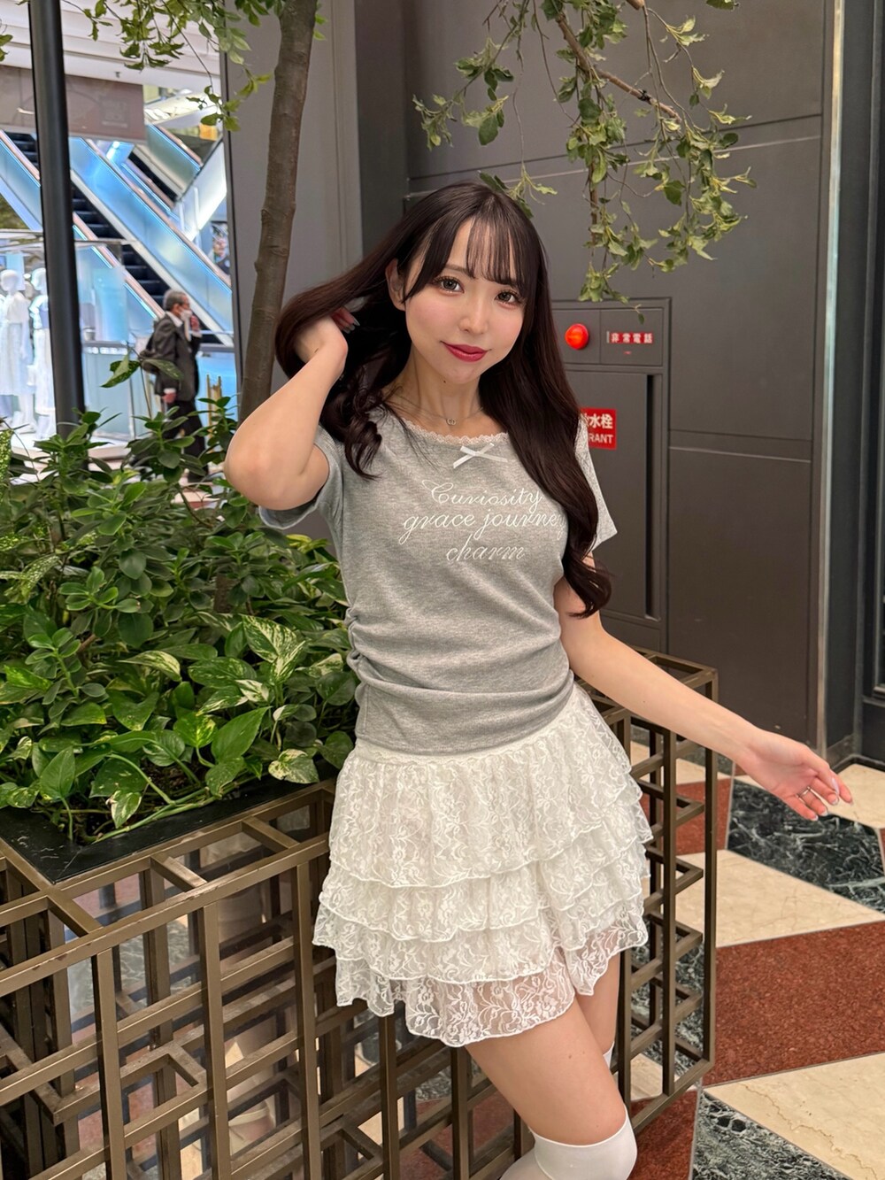 グレー系のTシャツ/カットソー、ホワイト系のスカート、ホワイト系のサンダルを着用したレディースの夏コーディネートの4枚目の写真