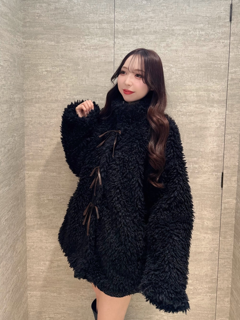 ブラック系のブーツ、ブラック系のブルゾンを着用したレディースの秋コーディネートの2枚目の写真