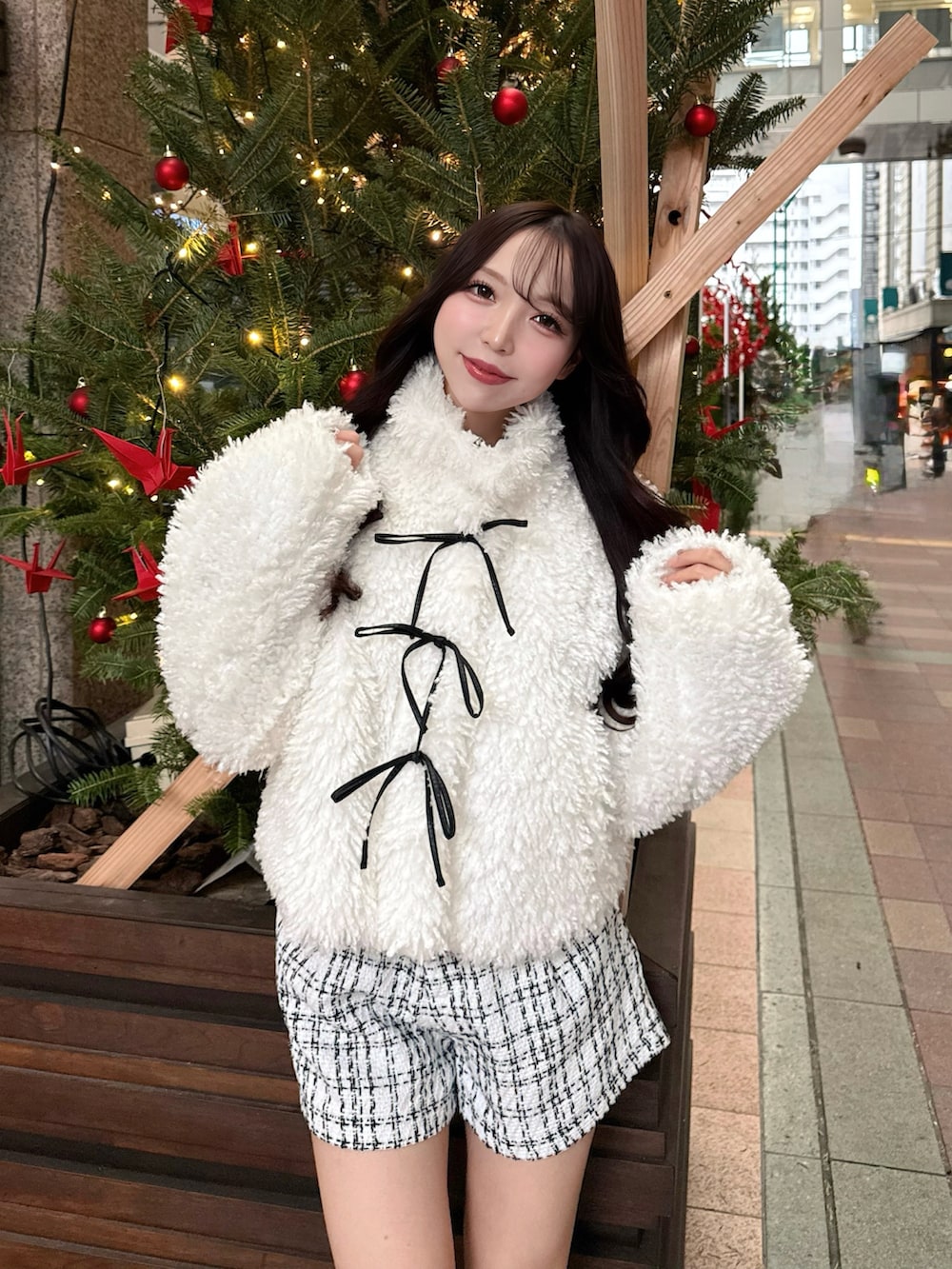 ホワイト系のブルゾン、ホワイト系のその他パンツを着用したレディースの秋コーディネートの4枚目の写真