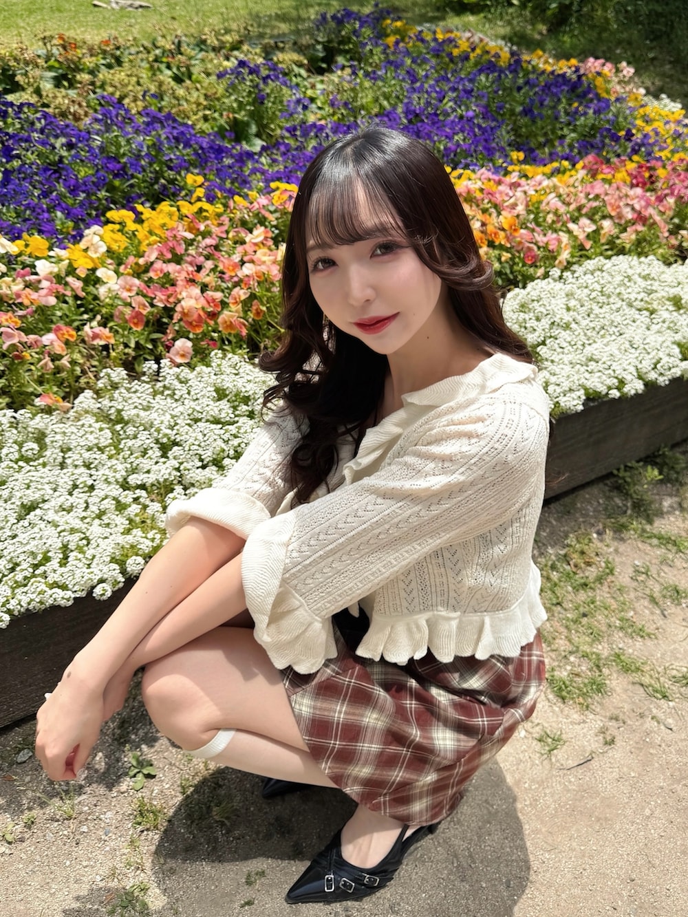 ホワイト系のカーディガン/ボレロ、ブラウン系のワンピース、ホワイト系のハンドバッグを着用したレディースの春コーディネートの7枚目の写真