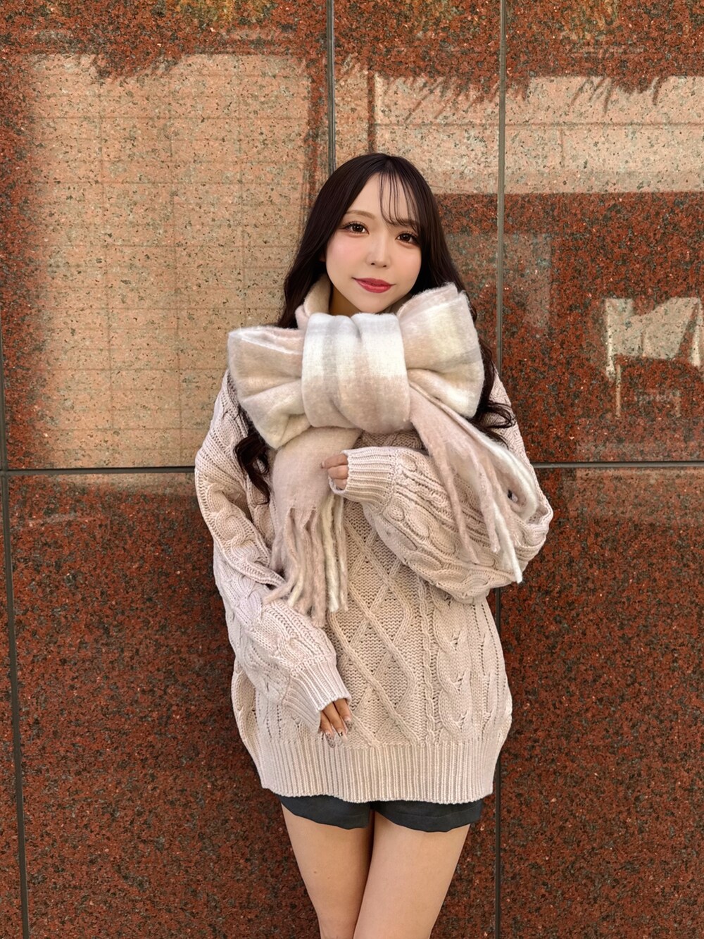 ピンク系のニット/セーター、グレー系のその他パンツ、ピンク系のストール/ショールを着用したレディースの秋コーディネートの4枚目の写真