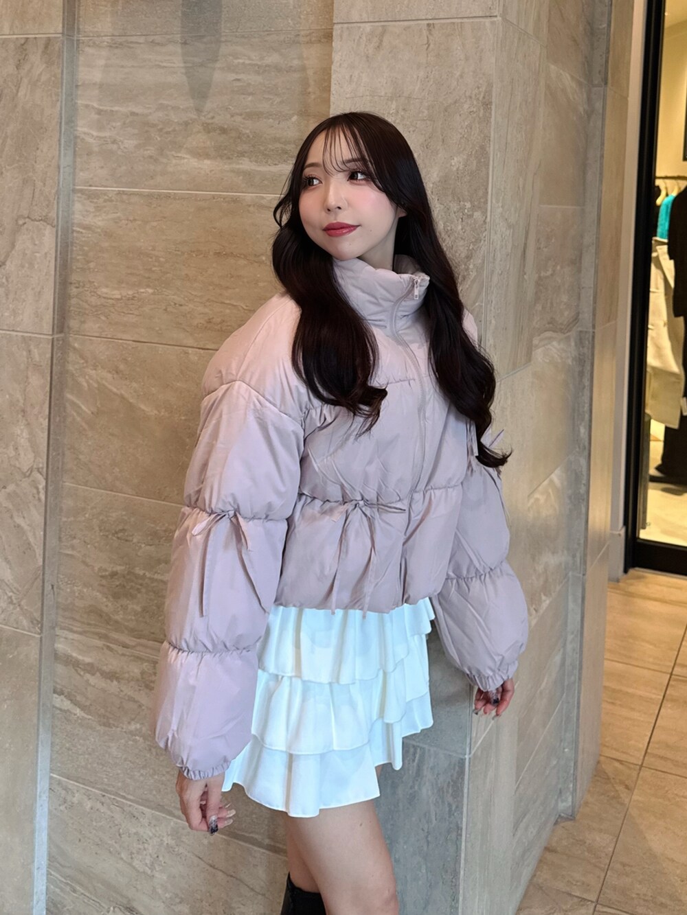 ピンク系のその他アウター、ホワイト系のスカート、ブラック系のブーツを着用したレディースの秋コーディネートの5枚目の写真