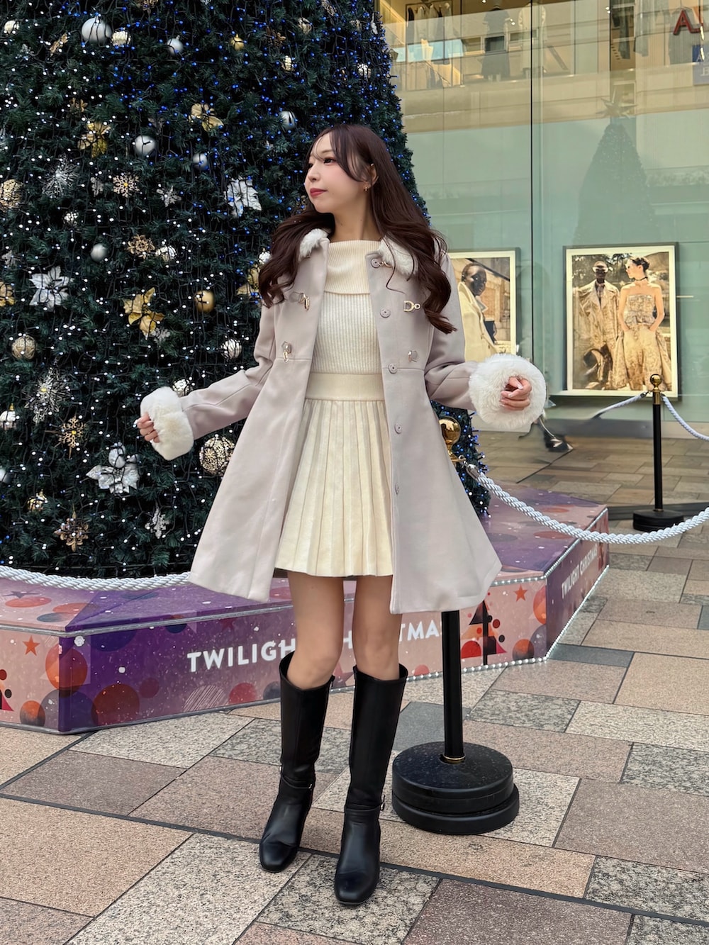 ピンク系のその他アウター、ブラック系のブーツを着用したレディースの冬コーディネートの6枚目の写真