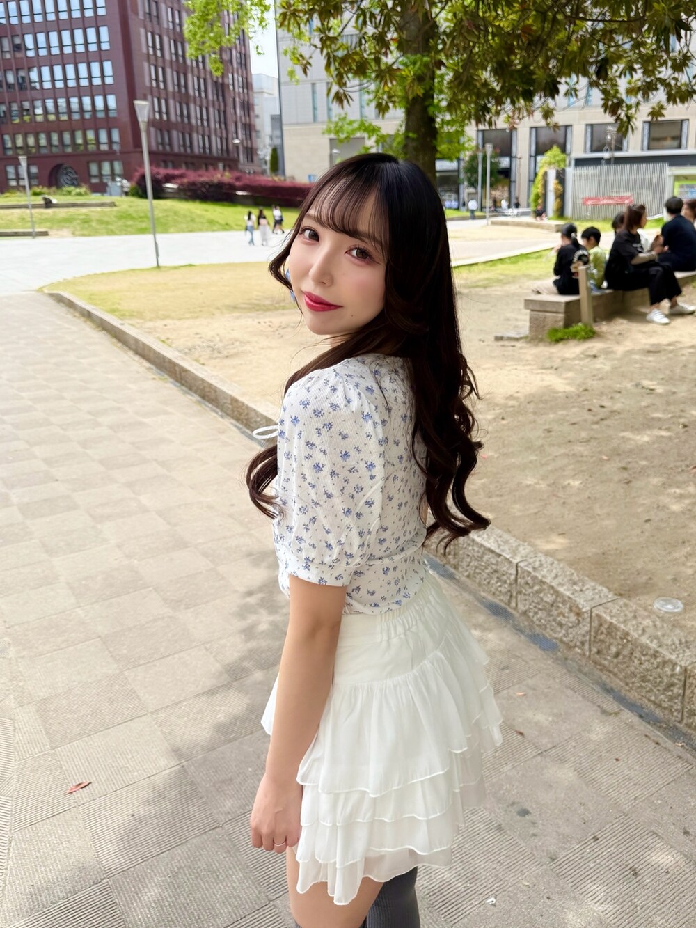 ホワイト系のTシャツ/カットソー、ホワイト系のスカート、ブラック系のパンプスを着用したレディースの春コーディネートの4枚目の写真