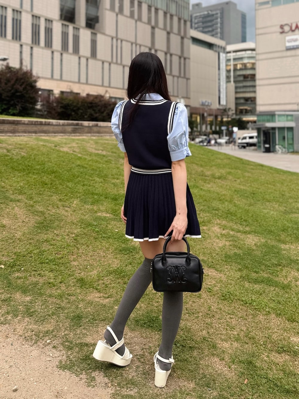 ブルー系のセットアップ、ブルー系のシャツ/ブラウス、ブラック系のハンドバッグを着用したレディースの夏コーディネートの3枚目の写真