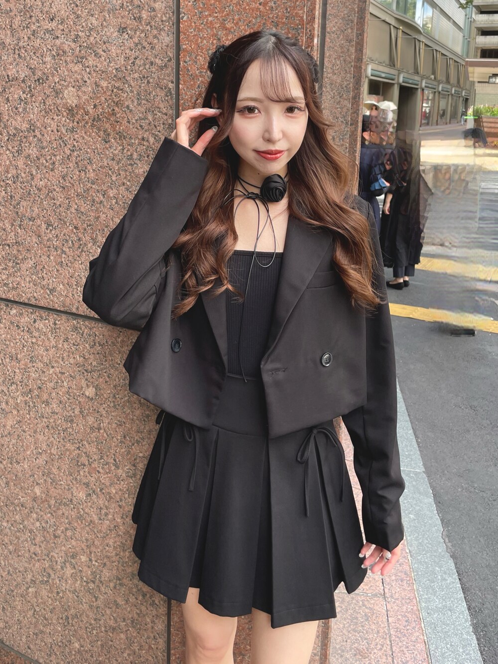 ブラック系のキャミソール、ブラック系のテーラードジャケット、ブラック系のスカートを着用したレディースの秋コーディネートの2枚目の写真