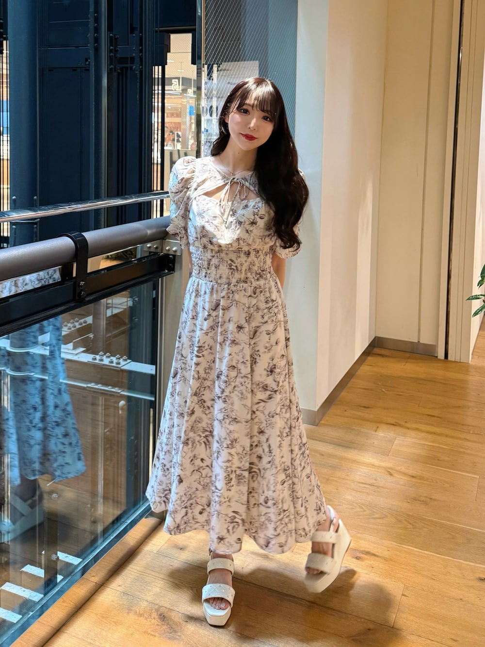 ホワイト系のワンピース、ホワイト系のサンダルを着用したレディースの夏コーディネートの3枚目の写真