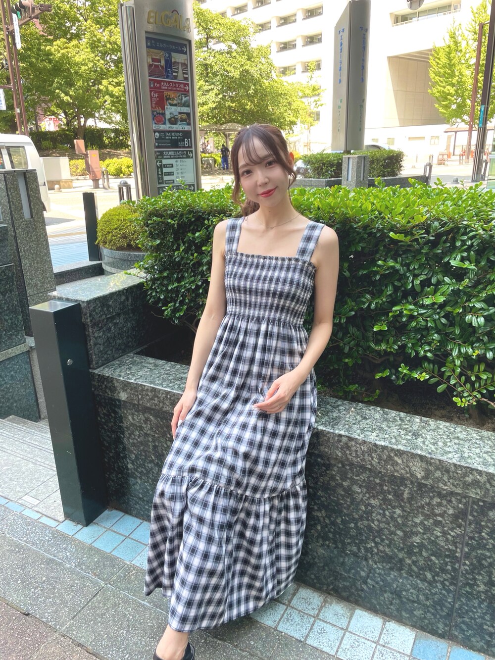 ブラック系のワンピースを着用したレディースの夏コーディネートの2枚目の写真